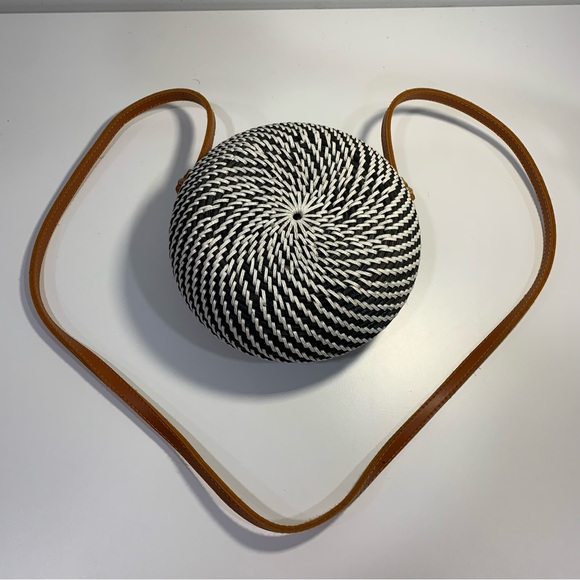 Anthropologie Black White Woven Rattan Circle Snap Round Purse Crossbody Bag - Picture 4 of 15